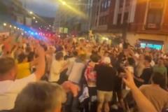 干得漂亮！大量畢巴球迷加入熱刺球迷一起慶祝曼聯(lián)輸球