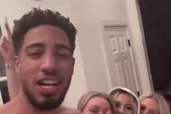 你小子艷福不淺?。」D光著膀子與三位金發(fā)美女同框