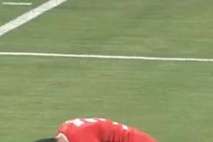 銅梁龍隊(duì)員白余濤抽筋倒地，為節(jié)省時(shí)間，忍痛爬出草坪接受治療