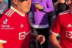 慘！曼聯(lián)球迷賽后慘遭熱刺球迷騎臉嘲諷+潑啤酒