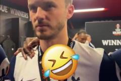 曼聯(lián)球迷需要氧氣瓶！現(xiàn)場直拍范德文對陣曼聯(lián)的史詩級門線解圍！