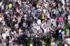 爽了一把！在托特納姆熱刺體育場觀看比賽的球迷賽后沖入球場