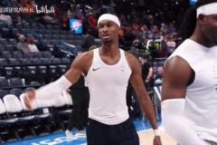 我們正在見證下一個(gè)巨星！SGA每一場(chǎng)都會(huì)花費(fèi)時(shí)間給粉絲簽名！