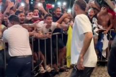 球迷太熱情了！內(nèi)馬爾復(fù)出球迷把圍欄都擠倒了！