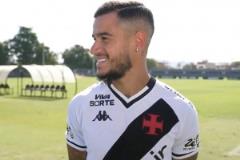 戰(zhàn)地采訪，庫蒂尼奧回歸達(dá)伽馬接受采訪時(shí)發(fā)生槍戰(zhàn)