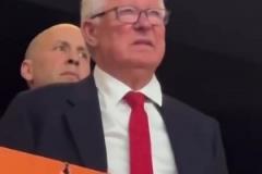 曼聯(lián)輸?shù)魵W聯(lián)決賽后，弗格森望向場內，表情很是難看