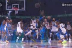 殺紅眼？多特跳球直接給了裁判福斯特一巴掌，直接干出鼻血了