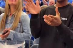 曾率隊(duì)殺進(jìn)季后賽！雷霆名宿保羅現(xiàn)身西決G2捧場(chǎng)小老弟亞歷山大