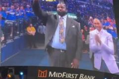 有排面?。∨两鹚褂^戰(zhàn)雷霆，主場播放高光集錦&雷蜜起立鼓掌