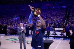 獎(jiǎng)杯全新造型如何？亞歷山大捧起本賽季常規(guī)賽MVP獎(jiǎng)杯??！