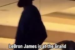 享受休賽期！詹姆斯攜家人現(xiàn)身拉馬爾演唱會