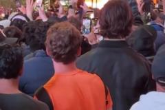 這就是籃球！比賽還剩4分鐘時(shí)尼克斯球迷高喊“4場(chǎng)拿下”！