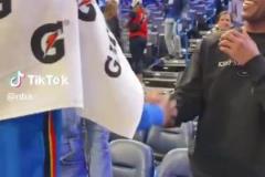 亦師亦友亞歷山大賽后與前隊(duì)友保羅握手&擁抱互動(dòng)